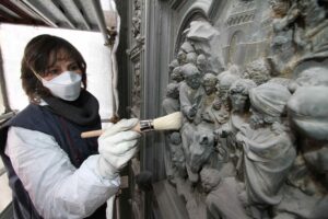 Restaurare la storia. A Firenze l’Opificio delle Pietre Dure avvia gli interventi sulla Porta Nord del Battistero, capolavoro del Ghiberti: qui ci sono le prime immagini