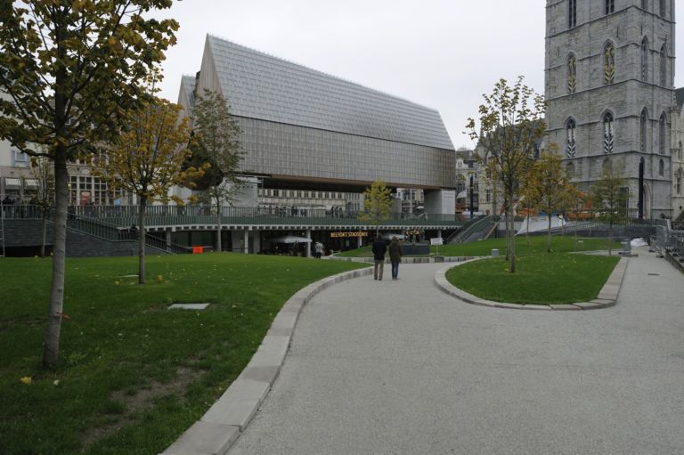 Robbrecht en Daem Architecten City Hall. Gant credit Petra Decouttere Mies Van Der Rohe Award, ecco i cinque progetti finalisti per l’edizione 2013 del “Nobel” europeo dell’architettura. In lizza anche Olafur Eliasson, mentre l’Italia…