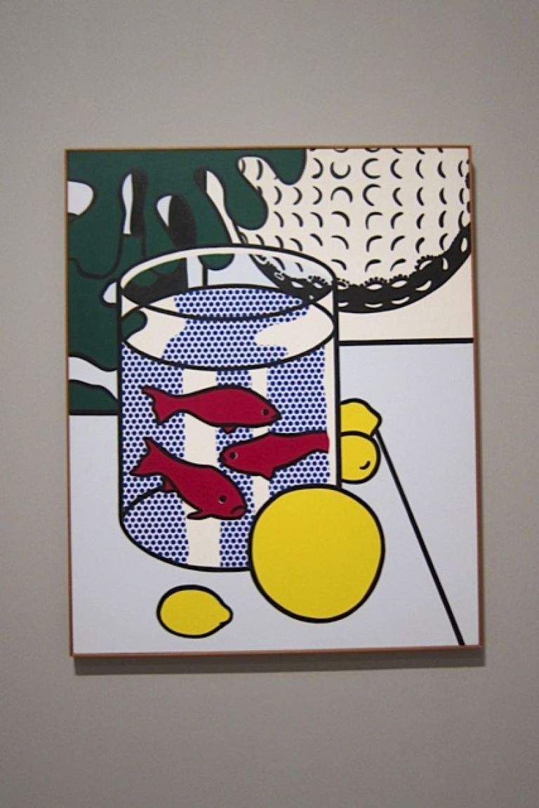 Still Life with Goldfish 1972 Oil and magma on canvas private collection La più grande mostra di sempre. La Tate Modern ruba agli Usa la glorificazione di Roy Lichtenstein, noi in anteprima vi regaliamo foto e video…