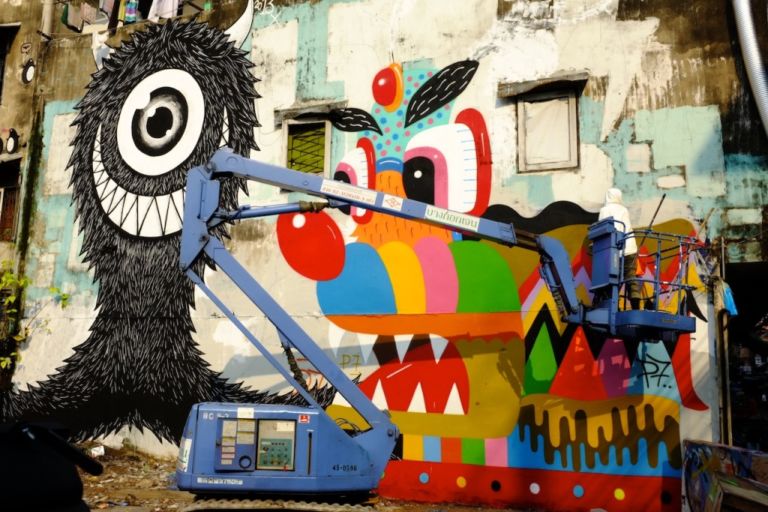 Street art a Bangkok Invasione di writers per le strade di Bangkok: un mese di eventi per la prima edizione del Bukruk Festival. Tra musei e spazi pubblici il primo appuntamento dedicato dalla Thailandia alla street-art.