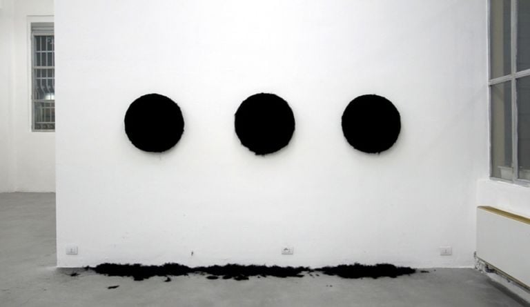 Stéphane Blumer Epideixis immagine della performance Ellipsis Shave4 presso BY gallery Milano 2013 2 Stéphane Blumer e l’analisi del linguaggio