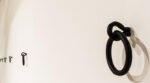 Valentin Carron Mate archaïque cercle Frost archaic circle2011. Cast bronze black lacquer wooden box with butt hinge Lost (in LA). Dalla tv al museo, suggestioni sul tema della perdita