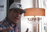 Vanilla Ice con il suo lampadario Basta chiamarsi Vanilla Ice per trasformarsi in designer? Guardate che obbrobrio di lampadario ha firmato la superstar del Rap: ma anche Pharrell Williams e Brad Pitt…