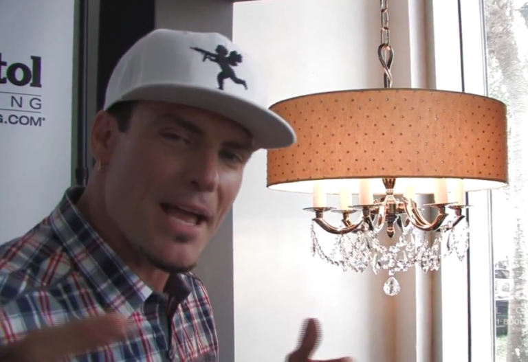 Vanilla Ice con il suo lampadario Basta chiamarsi Vanilla Ice per trasformarsi in designer? Guardate che obbrobrio di lampadario ha firmato la superstar del Rap: ma anche Pharrell Williams e Brad Pitt…