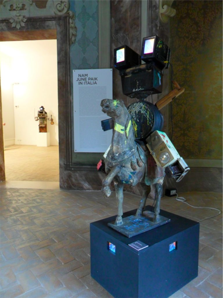 17. Nam June Paik in Italia Veduta della sala L’Italia e Paik: cronaca di un amore