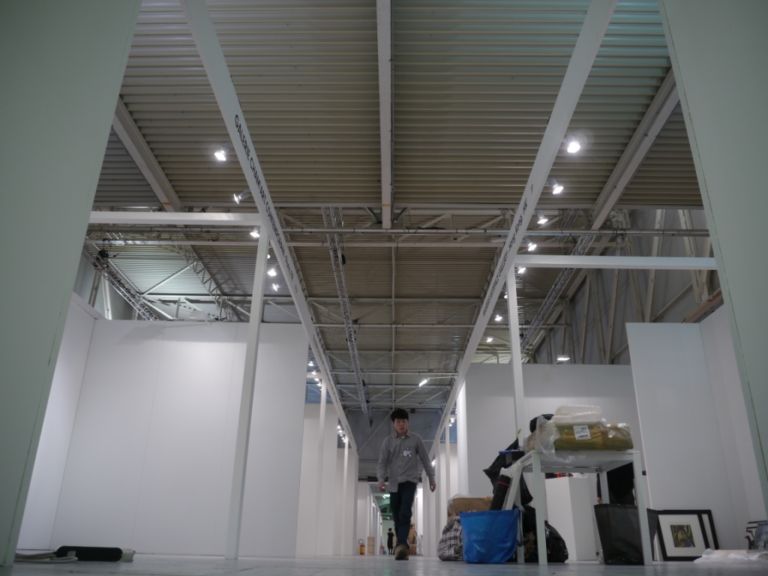 AAF in allestimento Milano Updates: è partito il countdown per la terza edizione dell’Affordable Art Fair, la fiera d’arte per piccole tasche. A ventiquattro ore dal vernissage una prima fotogallery, sbirciando tra casse e imballaggi