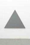 AC 2012 triangle painting 132x153cm copia “Come quando si pittura una porta”. Alan Charlton a Napoli