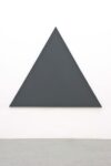AC 2012 triangle painting 164x189cm copia “Come quando si pittura una porta”. Alan Charlton a Napoli