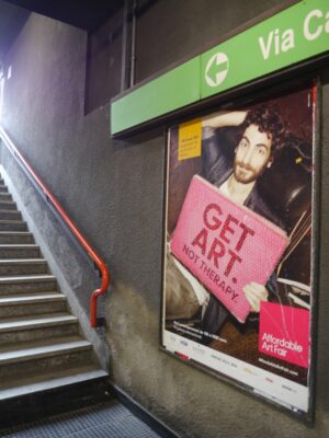 Milano Updates: “Get art, not fuel” invita la Affordable Art Fair. Campagna promozionale sui mezzi pubblici di Milano all’insegna dei consigli per gli acquisti; perché spendere denaro in arte è meglio della psicanalisi