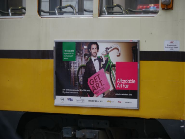 Affordable in tram Milano Updates: “Get art, not fuel” invita la Affordable Art Fair. Campagna promozionale sui mezzi pubblici di Milano all’insegna dei consigli per gli acquisti; perché spendere denaro in arte è meglio della psicanalisi