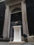 Al 10 di Downing Street photo Brendan Jameson Vietata ai diabetici: è l’arte del nordirlandese Brendan Jamison, che riproduce monumenti storici in zollette di zucchero. E dopo un passaggio al MoMA approda a Pechino, con una dolcissima Muraglia Cinese