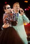 Annie Lennox con David Bowie durante il concerto tributo per Freddy Mercury Londra 1992 A Londra David Bowie, a Edimburgo Annie Lennox. I musei del Regno Unito celebrano le star della musica. Omaggio alla regina degli Eurythmics, sulle note di “dolci sogni” synth pop