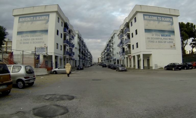 Bios Vincent a Scampia 2 Tutti in questura: le forze dell’ordine bloccano la tappa palermitana della performance itinerante di Bios Vincent, con il suo funerale del diritto inscenato nei luoghi delle tragedie italiane