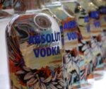 Dave Kinsey per Absolut Tatuaggio in bottiglia per Dave Kinsey, che firma la nuova Absolut Blank Edition: consueta coloratissima livrea pop per la serie limitata di bottiglie della vodka più bevuta al mondo