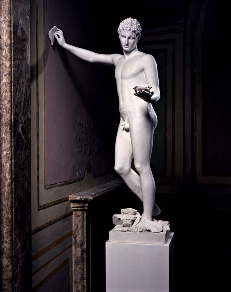 Giulio Paolini L’altra figura 1986 particolare Che sia la volta buona? Esce dal buio la collezione Terrae Motus di Lucio Amelio: alla Reggia di Caserta in mostra con le scenografie d’artista del Teatro San Carlo di Napoli