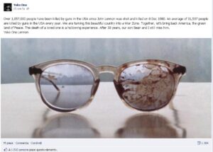 Sangue su lente: Yoko Ono torna a turbare, postando sui social network l’immagine degli occhiali di John Lennon sporcati nel giorno dell’attentato mortale. Un drammatico omaggio, nel giorno del 44esimo anniversario del loro matrimonio
