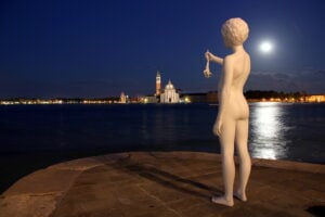 Lampione sì lampione no. Francesco Bonami talebano a difesa del “Ragazzo con la rana” di Charles Ray a Punta della Dogana: ma i veneziani doc resistono