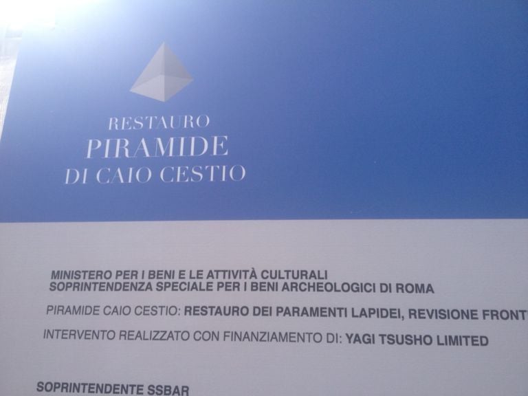 Il nuovo cantiere di restauro alla Piramide Cestia a Roma 6 e1363363294870 Al via a Roma gli interventi sulla Piramide Cestia. Ma ci voleva lo sponsor giapponese, per vedere un cantiere di restauro comunicato e allestito come si deve…