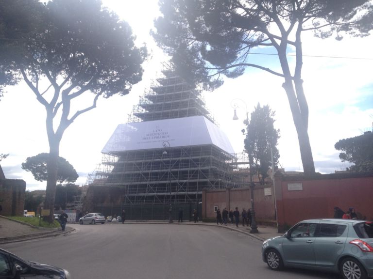 Il nuovo cantiere di restauro alla Piramide Cestia a Roma 9 e1363363410435 Al via a Roma gli interventi sulla Piramide Cestia. Ma ci voleva lo sponsor giapponese, per vedere un cantiere di restauro comunicato e allestito come si deve…