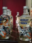 La bottiglia firmata da Kinsey Tatuaggio in bottiglia per Dave Kinsey, che firma la nuova Absolut Blank Edition: consueta coloratissima livrea pop per la serie limitata di bottiglie della vodka più bevuta al mondo