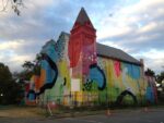 La chiesa di Hense Street-art in chiesa: nell’anno che vede il Vaticano in Biennale esplode il fenomeno dell’arte sacra formato graffiti. L’ultima segnalazione arriva da Barcellona, dopo i casi di Washington e Kehl