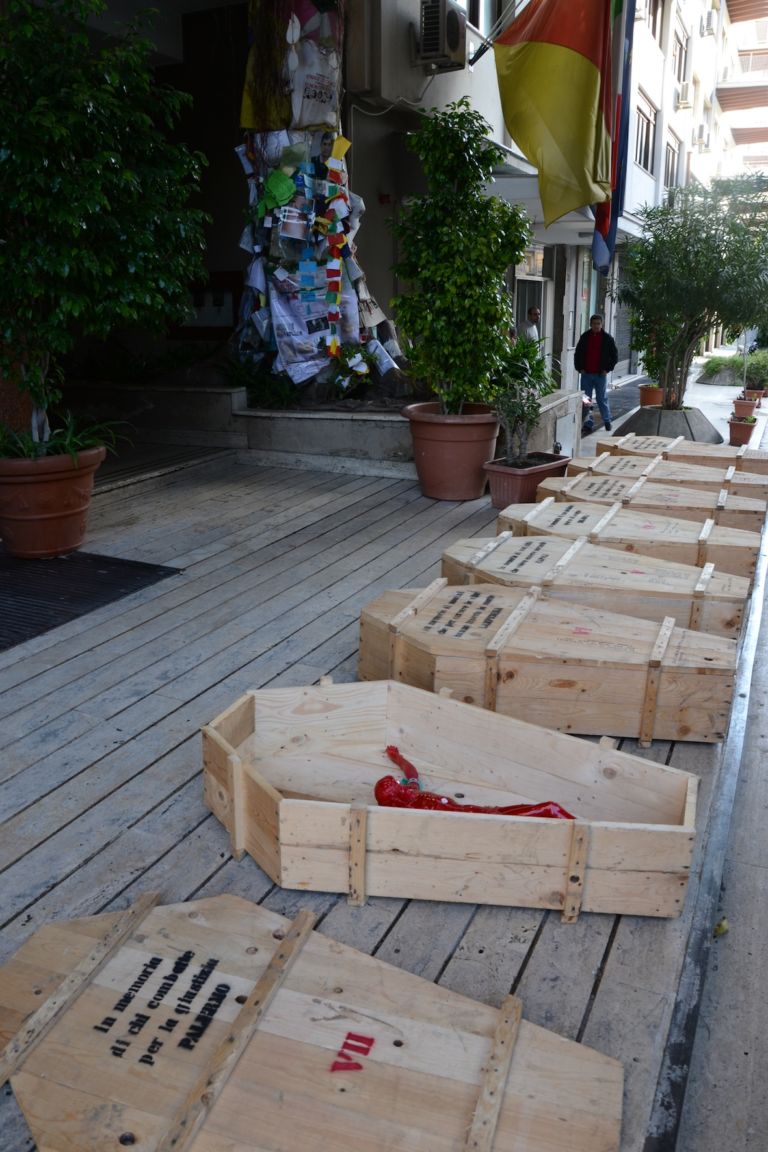 La performance di Bios Vincent a Palermo 2 Tutti in questura: le forze dell’ordine bloccano la tappa palermitana della performance itinerante di Bios Vincent, con il suo funerale del diritto inscenato nei luoghi delle tragedie italiane