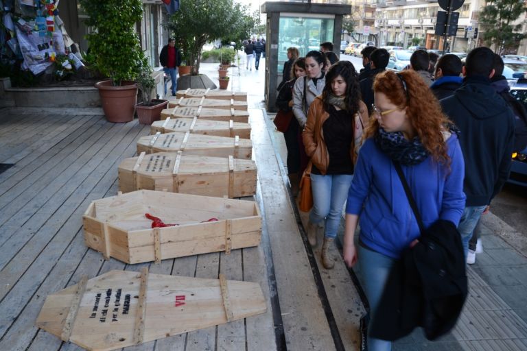 La performance di Bios Vincent a Palermo Tutti in questura: le forze dell’ordine bloccano la tappa palermitana della performance itinerante di Bios Vincent, con il suo funerale del diritto inscenato nei luoghi delle tragedie italiane