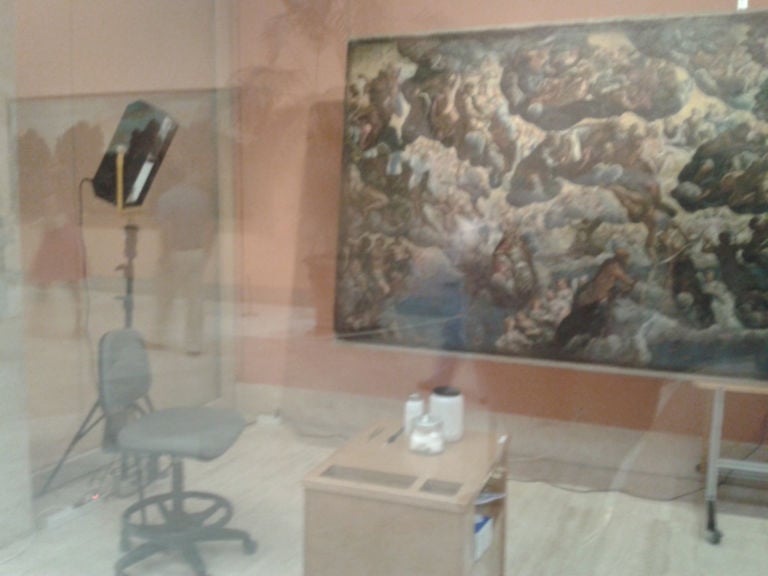 La sistemazione del laboratorio Restauro-show. A Madrid scende in campo Bank of America Merrill Lynch per rifare il look al “Paradiso” di Tintoretto del Museo Thyssen-Bornemisza: ecco le spettacolari immagini e video