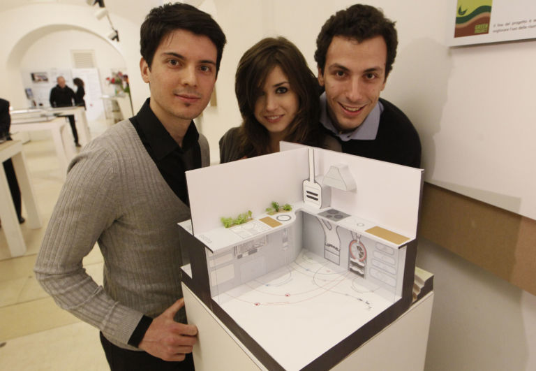 Luca Zuliani Eleonora Fiore e Marco Mignone con progetto Ecodomestic Appliances Ventimila euro per l’abitazione del futuro. Il Lucky Strike Talented Designer Award premia il progetto ecoenergetico di tre studenti del Politecnico di Torino