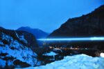 Luce sul Vajont © Stefano Cagol Un filo di luce cuce l’Europa, dalle Dolomiti fino al Circolo Polare Artico. Parte dal Vajont la performance itinerante che porta Stefano Cagol alla Triennale di Barents: un viaggio da seguire live sui social di Artribune