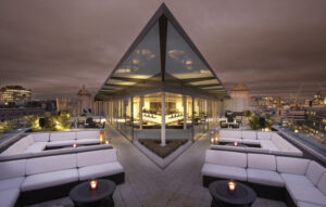 L’hotel globale di Sir Norman Foster. È lo straordinario albergo londinese sullo Strand. La perfezione del triangolo, tra storico e contemporaneo