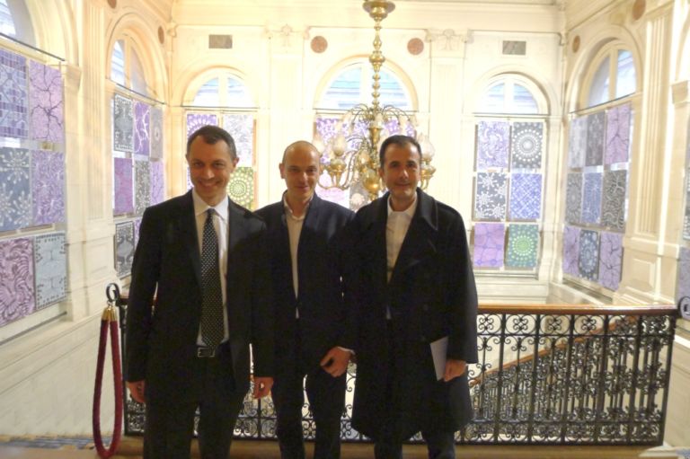 Pier Paolo Pancotto Alberto Di Fabio Martin Bethenod Direttore di Palazzo Grassi Punta della Dogana Venezia Il Tevere, il Tamigi, e ora la Senna. Fa tappa a Parigi il tour europeo di Alberto Di Fabio: ecco foto e video dall’opening alla mairie del quarto arrondissement