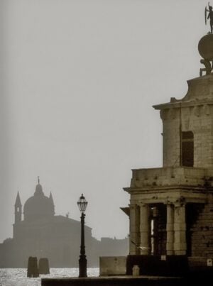 Bentornata Punta della Dogana. Rispunta a Forlì lo storico lampione che molti temevano perduto: e che ora torna al suo posto, usurpato dal “Ragazzo con la rana” di Charles Ray