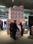 Ressa all’Armory Show per il gadget warholiano 1 New York Updates: il gadget più desiderato all’opening dell’Armory Show? Una scatola di Brillo Soap. Ressa di signore-bene per accaparrarsi il remake warholiano griffato Charles Lutz