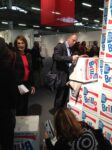 Ressa all’Armory Show per il gadget warholiano 3 New York Updates: il gadget più desiderato all’opening dell’Armory Show? Una scatola di Brillo Soap. Ressa di signore-bene per accaparrarsi il remake warholiano griffato Charles Lutz