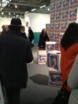 Ressa all’Armory Show per il gadget warholiano 4 New York Updates: il gadget più desiderato all’opening dell’Armory Show? Una scatola di Brillo Soap. Ressa di signore-bene per accaparrarsi il remake warholiano griffato Charles Lutz