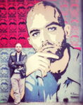 Roberto Saviano con il murale firmato TvBoy TvBoy® mette Roberto Saviano al muro. E lui sentitamente ringrazia. Foto a sorpresa per il giornalista sotto il murale che lo ritrae, a Milano, negli spazi di Art Kitchen