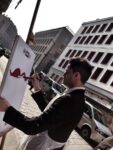 Sky Arte HD a Brera Cavalletti nelle calli di Venezia e per le strade di Milano: artisti improvvisati per lanciare “Potevo farlo anch’io!”, la serie di Sky Arte HD che vede Francesco Bonami in veste di vj. Special guest della prima puntata Francesco Vezzoli