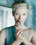 Tilda Swinton Tilda Swinton? È un’opera d’arte. L’attrice inglese espone sé stessa al MoMA di New York. Addormentata, in una teca di vetro…