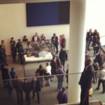 Tilda Swinton addormentata nella teca foto theatlanticwire Tilda Swinton? È un’opera d’arte. L’attrice inglese espone sé stessa al MoMA di New York. Addormentata, in una teca di vetro…