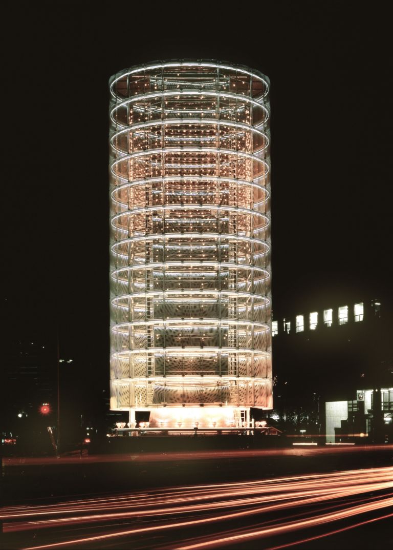 Toyo Ito Tower of Winds 1986 foto Tomio Ohashi Va all’architetto giapponese Toyo Ito il Pritzker Prize 2013. “I suoi progetti sono una ventata di ottimismo, leggerezza e gioia”