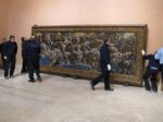 Un momento dello smontaggio del Paradiso di Tintoretto 3 Restauro-show. A Madrid scende in campo Bank of America Merrill Lynch per rifare il look al “Paradiso” di Tintoretto del Museo Thyssen-Bornemisza: ecco le spettacolari immagini e video