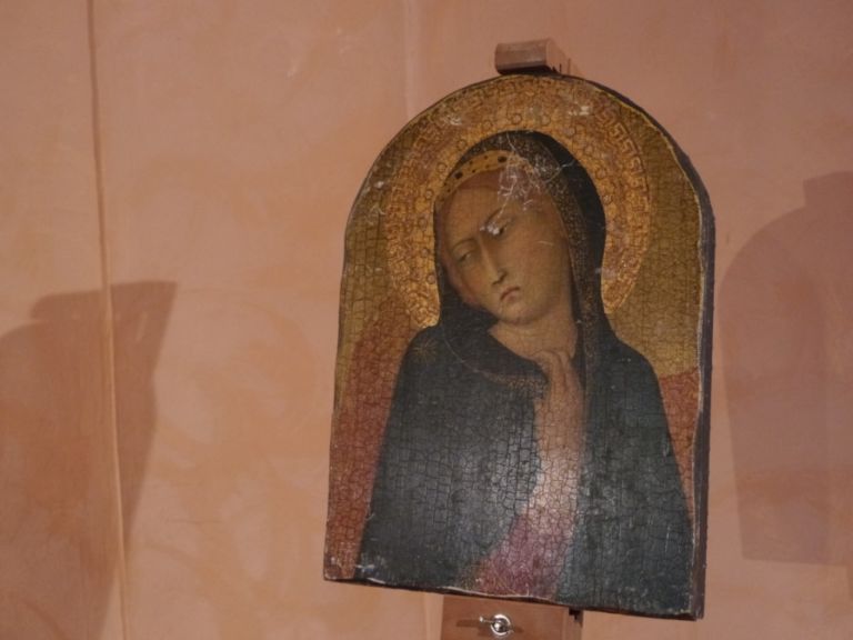 Una tavola recuperata con lOperazione Reliquia Rubava reliquie nelle chiese di mezza Lombardia e la rivendeva on-line: due gli indagati e quasi sessanta pezzi recuperati dai Carabinieri del Nucleo Tutela Patrimonio Artistico. Un bottino da 30mila euro