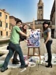 Venezia Fondamenta Gherardini Cavalletti nelle calli di Venezia e per le strade di Milano: artisti improvvisati per lanciare “Potevo farlo anch’io!”, la serie di Sky Arte HD che vede Francesco Bonami in veste di vj. Special guest della prima puntata Francesco Vezzoli