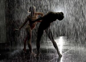 Dancing in the rain. Al Barbican Centre di Londra una cascata (non) vi travolgerà