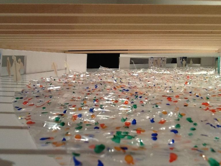 plastico unesco 4 Una nuova nazione oltre alle 88 presenti alla Biennale di Venezia: un progetto artistico di Maria Cristina Finucci. È il Garbage Patch State, isole di plastica che galleggiano sugli oceani