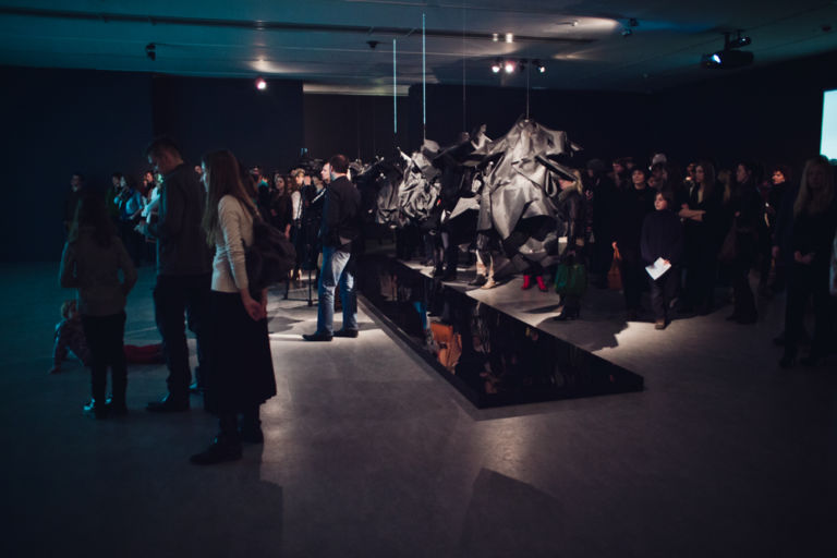 10 Wonderingmode exhibition CoCA Torun Poland. Photo by Natalia Miedziak Dove finisce l’abito e inizia la scultura