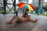 11 Couple under an Umbrella Edizione 11 2013 Ron Mueck a Parigi. Fenomenologia di una star timida