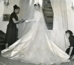 1952 Audrey Hepburn prova assistita da Zoe Fontana l’abito da sposa. Courtesy Fondazione Micol Fontana Roma Il mito delle Sorelle Fontana, tra Roma e Hollywood. Alla Fondazione Micol Fontana un seminario sugli abiti da sposa. Ricordando Linda Christian in bianco, 64 anni fa, accanto a Tyrone Power