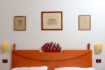 253 In vacanza con l’arte, a Sorrento. L’Art Hotel Gran Paradiso è un rifugio per collezionisti, artisti, appassionati. Camere come gallerie, con vista sul mare